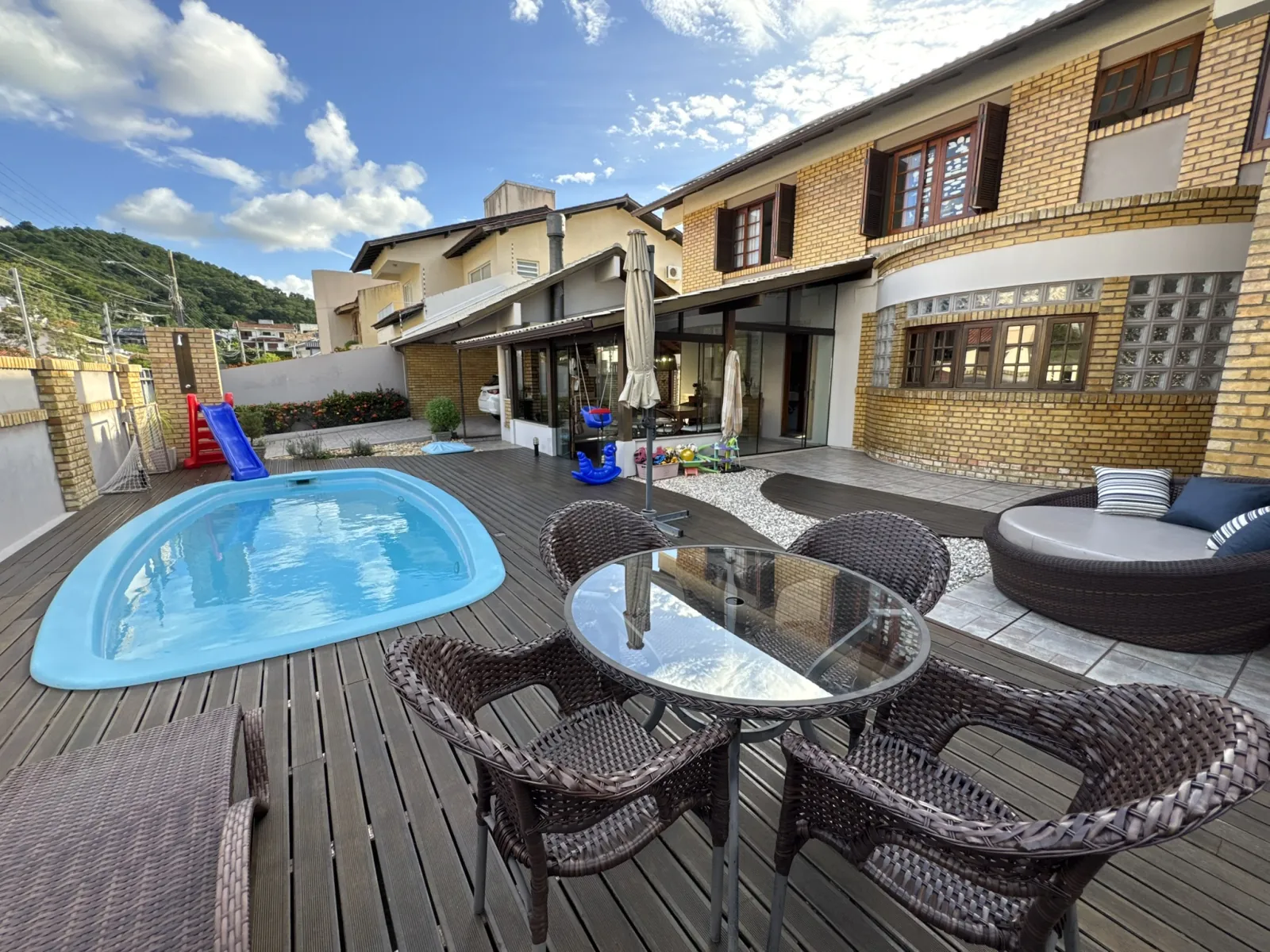 Casa com piscina, deck e varanda gourmet no Itacorubi, Florianópolis